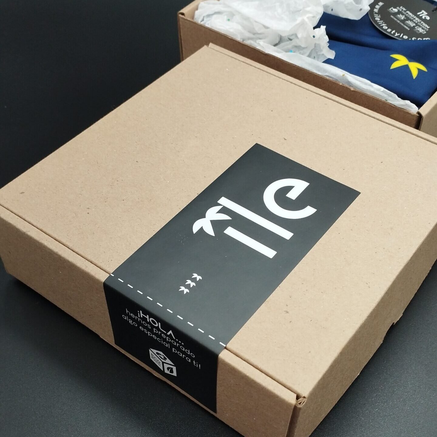 Cajas para Envíos Personalizadas con Sticker Adhesivo. Medidas: 26x26x8 cm.